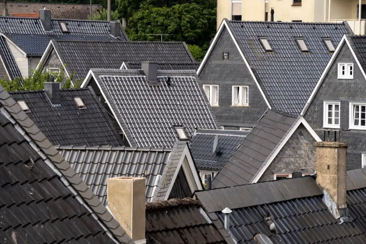 Steep roof eaves and gutter lines on houses in Spring Hill, FL